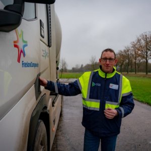 Vrachtwagenchauffeur rijdende melk ontvangst Maarten