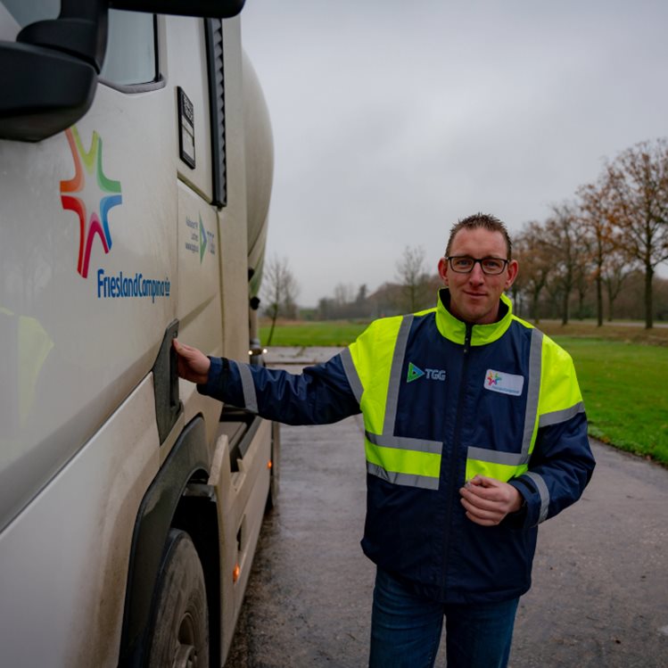 Vrachtwagenchauffeur rijdende melk ontvangst Maarten