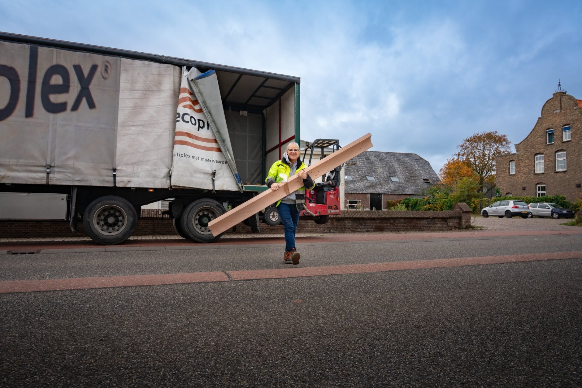 Vrachtwagenchauffeur Natalie Sender in Transport en Logistiek