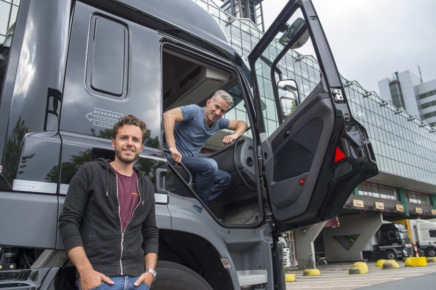 Sector profiteert van de groeiende Nederlandse economie, chauffeurs in vrachtwagen